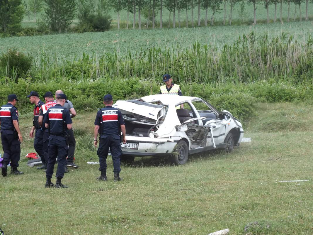 Tokat'ta feci kaza! Otomobil şarampole uçtu: Ölüler ve yaralılar var 1